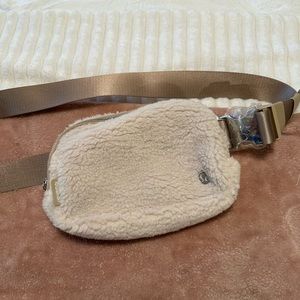 lululemon everywhere belt bag fleece